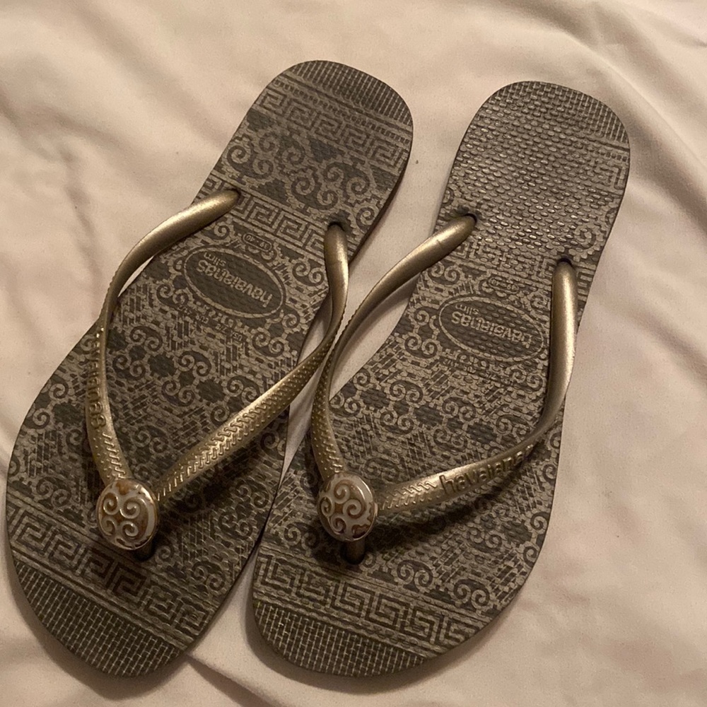 EUC Havaianas slim thongs. Gray/silver with embellishment. Size 7/8